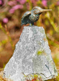 IJsvogeltje brons beeld op graniet