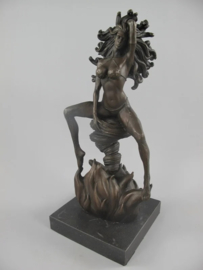 Sexy vrouwelijk naakt bronzenbeeld
