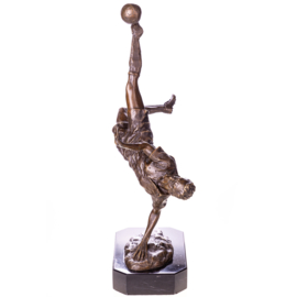 Voetballer met bal bronzenbeeld