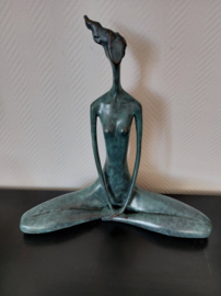 Bronzen vrouw in lotushouding beeld