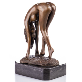 Naakt bukkende bronzen vrouw beeld