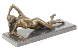 Bronzen erotisch liggende vrouw