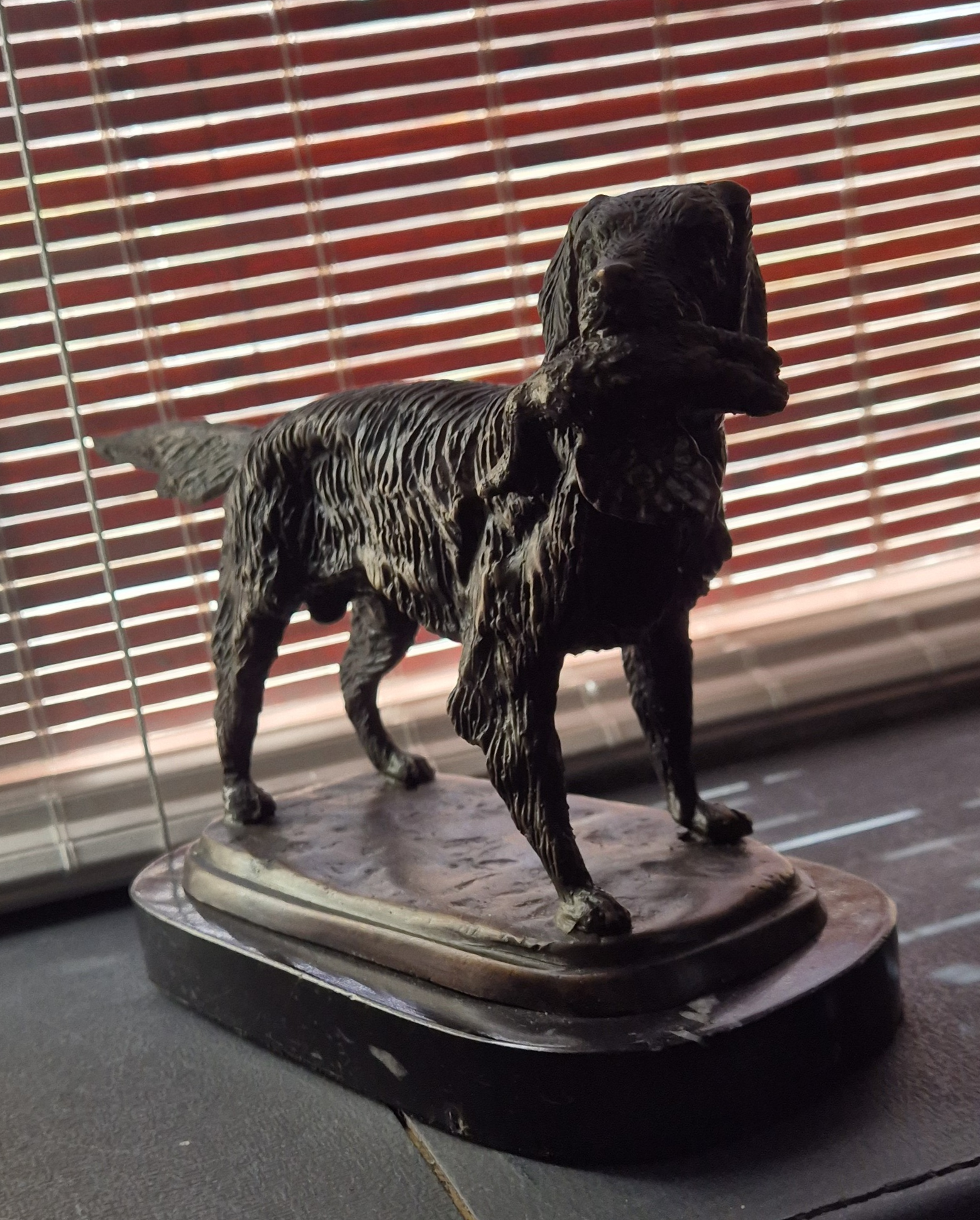 Bronzen Ierse jachthond met fazant beeld