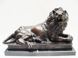Twee bronzen leeuwen beelden