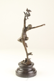 Bronzen danseres met duivenbeeld