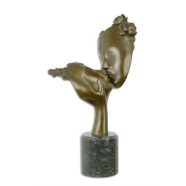 Kiss me bronzen beeld