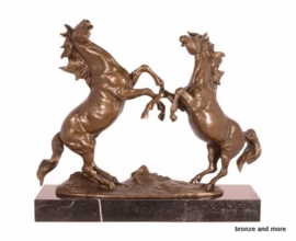 Steigerende paarden bronzen beeld
