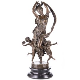 Moeder danst met kinderen brons beeld