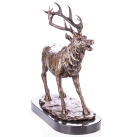 Bronstig burlend hert bronzen beeld