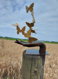 Urn bronzen hand met zes vlinders