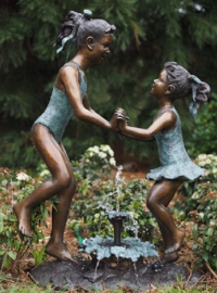 Bronzen fontein met dansende kinderen