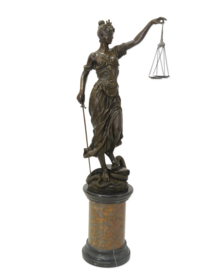 Levensgrote bronzen Justitia beeld
