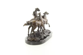 Drie galopperende bronzen paarden