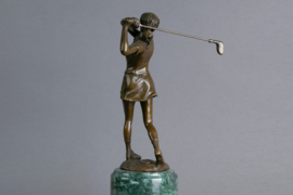 Bronzen golfspeelster beeld