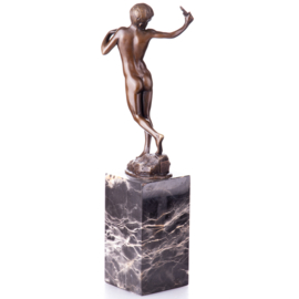 Bronzen jongen met katapult beeld