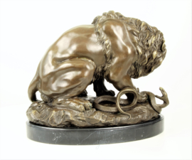 Bronzen leeuw met slang beeld