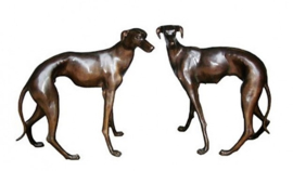 Twee bronzen hazewindhonden beelden