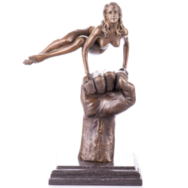 Vrouw op mannenvuist bronzen beeld
