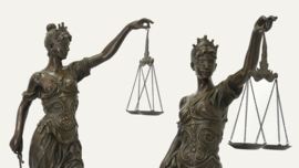 Levensgrote bronzen Justitia beeld