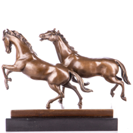 Twee galopperende paarden bronzenbeeld
