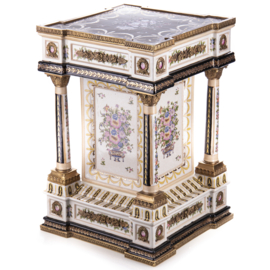 Porselein met bronzen postament zuil