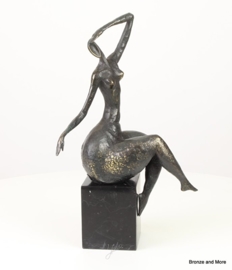 Abstract bronzen beeld naakte vrouw