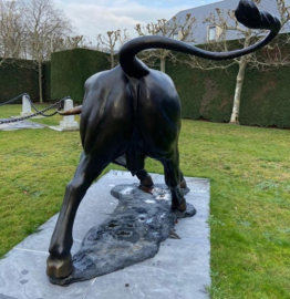 Supergrote aanvallende bronzen stier