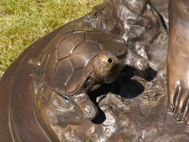 Bronzen fontein vrouw met schelp