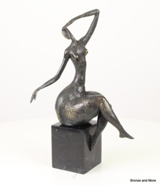 Abstract bronzen beeld naakte vrouw