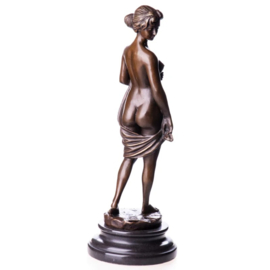 Vrouwelijk halfnaakt bronzenbeeld