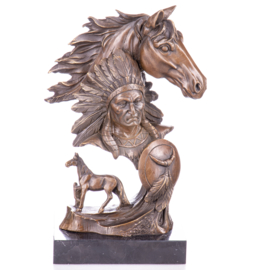 Indiaan met paard bronzenbeeld