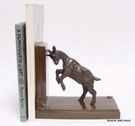 Bronzen boekensteun met een geit