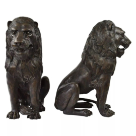Twee grote zittende bronzen leeuwen