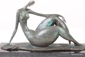 Abstract bronzen beeld rustende vrouw