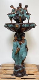 Bronzen fontein met acht vrouwen