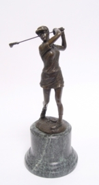 Bronzen golfspeelster beeld