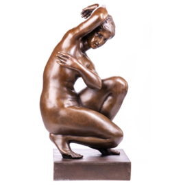 Naakt knielende vrouw bronzen beeld