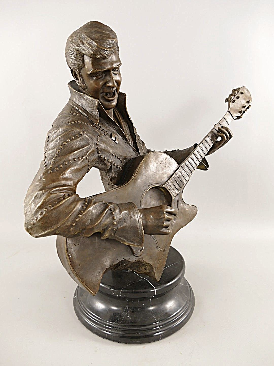 Groot Elvis Presley bronzenbeeld