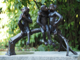 Drie bronzen aapjes op tak beeld