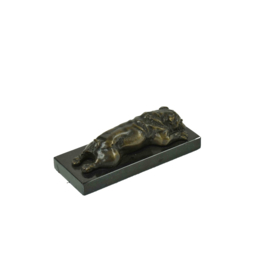 Boxerhond liggend bronzenbeeld