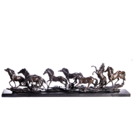 Bronzen groep van 8 wilde paarden