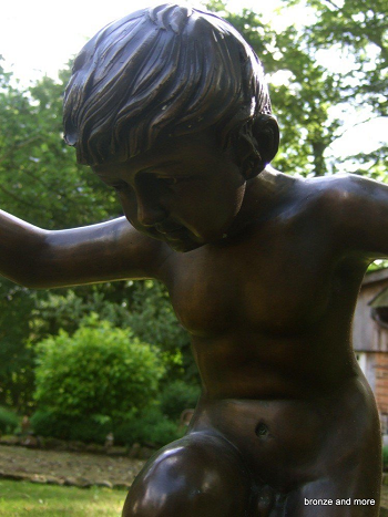 Jongen staand op een slak bronzen fontein