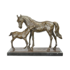 Veulen met moederpaard bronzen beeld