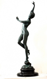Op de top van de golf vrouw brons beeld
