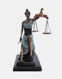 Justitia zittend groen patina beeld