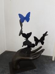 Bronzen hand met zes vlinders beeld
