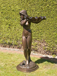 Bronzen fontein vrouw met schelp