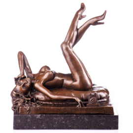 Sexy vrouw met telefoon brons beeld