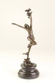 Bronzen danseres met duiven beeld
