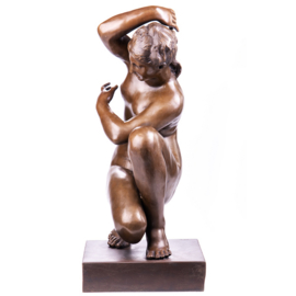 Naakt knielende vrouw bronzen beeld